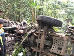 Rem Blong !!, Truk Bermuatan Batu Bara Tabrak Truck Lain di Liku Sembilan